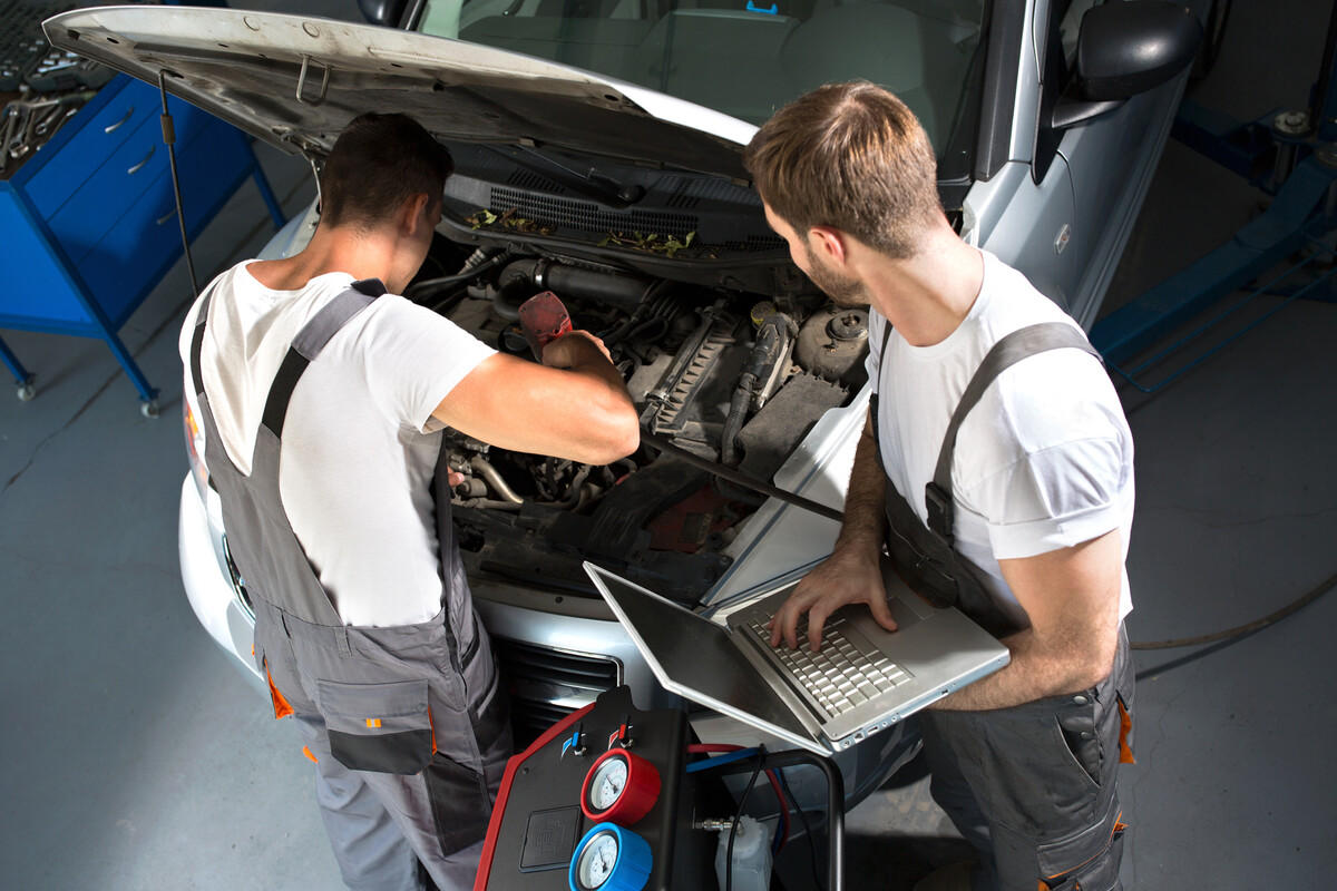 Tecnico al lavoro durante una revisione veicolo